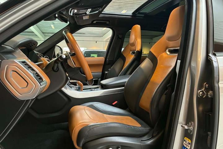 Sølv Land Rover Range Rover sport fra 2019