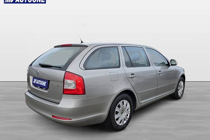 Orange Skoda Octavia fra 2009