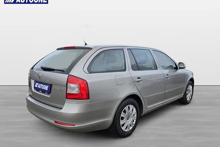 Orange Skoda Octavia fra 2009