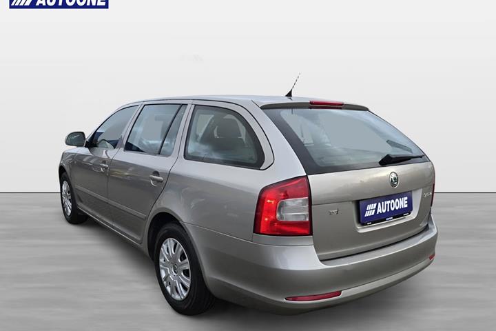 Orange Skoda Octavia fra 2009