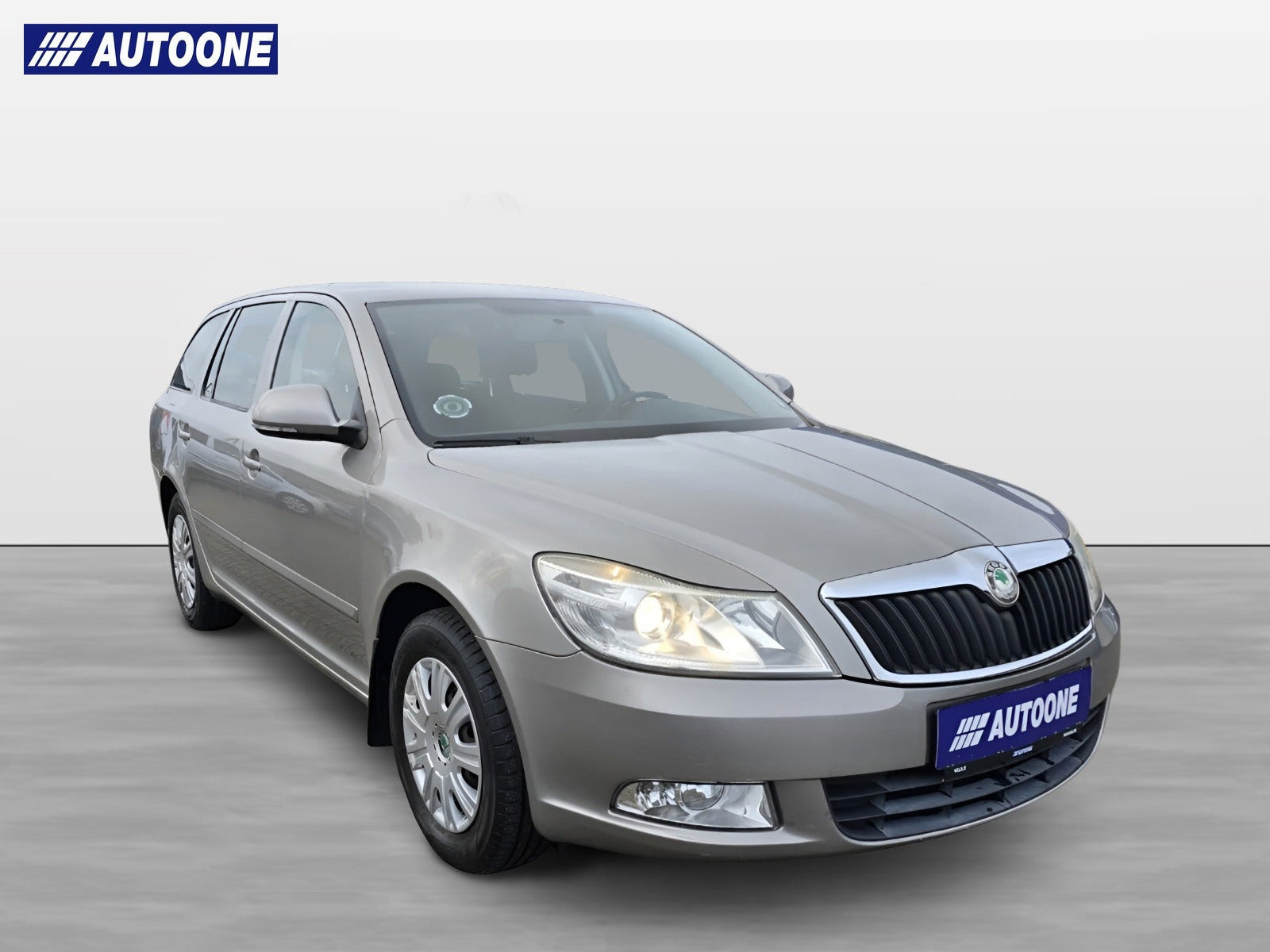 Orange Skoda Octavia fra 2009
