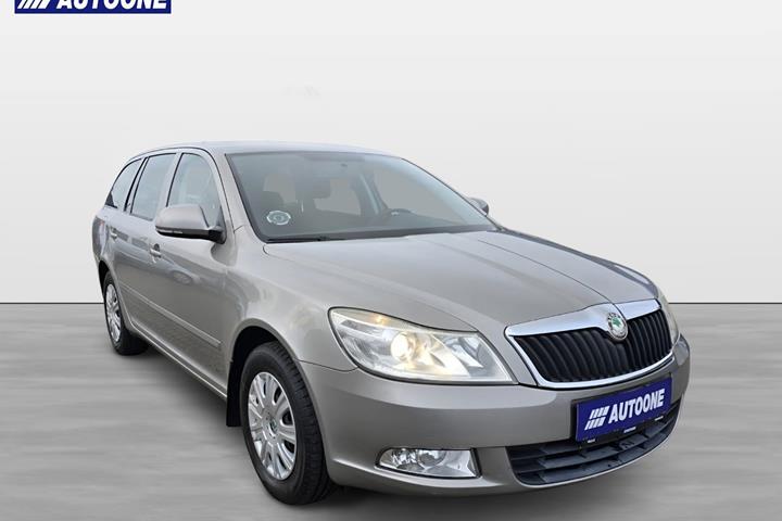 Orange Skoda Octavia fra 2009