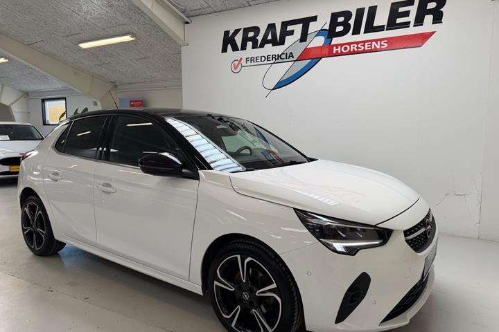Hvid Opel Corsa fra 2022 set udefra
