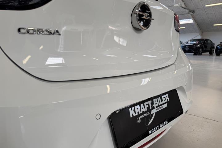 Hvid Opel Corsa fra 2022