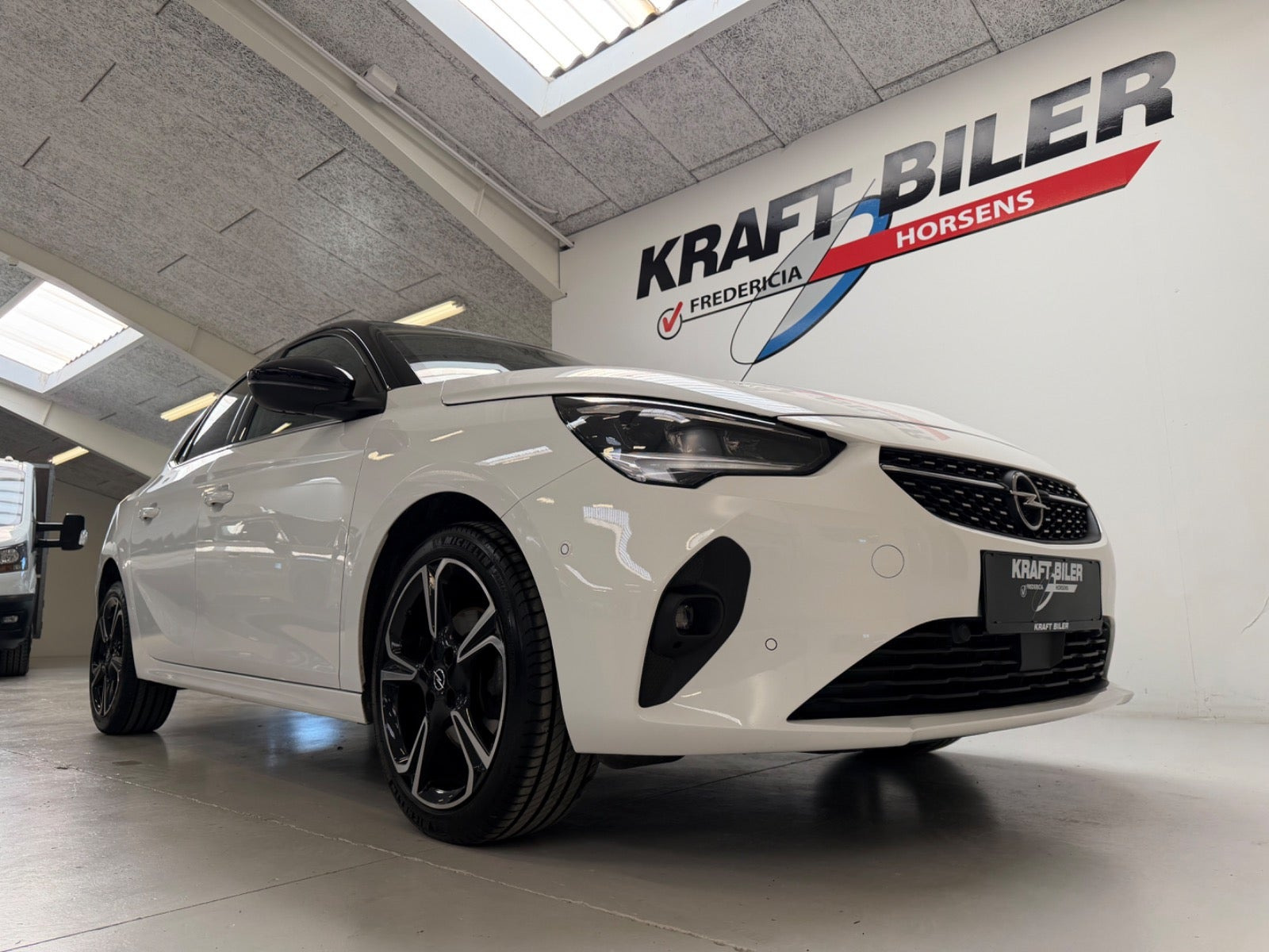 Hvid Opel Corsa fra 2022