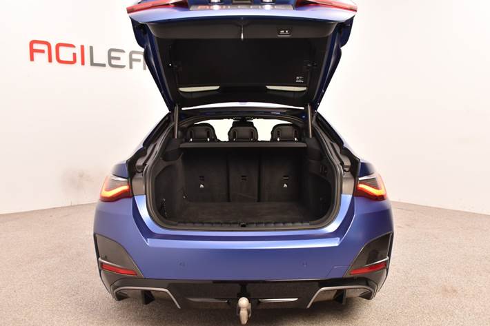 Blå BMW i4 fra 2023