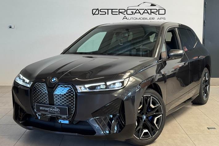 Grå BMW iX fra 2023
