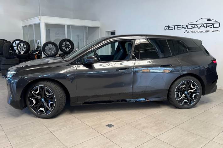 Grå BMW iX fra 2023