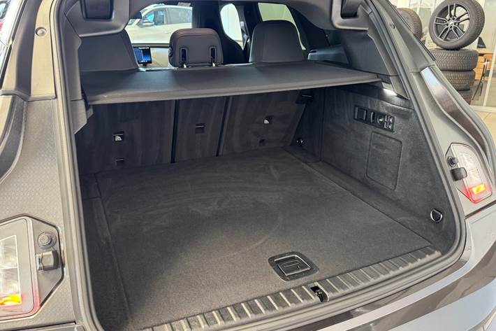 Grå BMW iX fra 2023