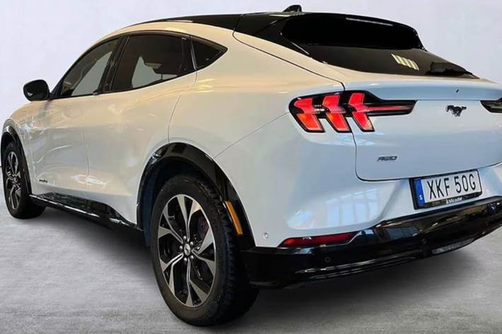 Hvid Ford Mustang Mach-E fra 2021