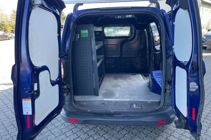 Blå Ford Transit Courier fra 2017