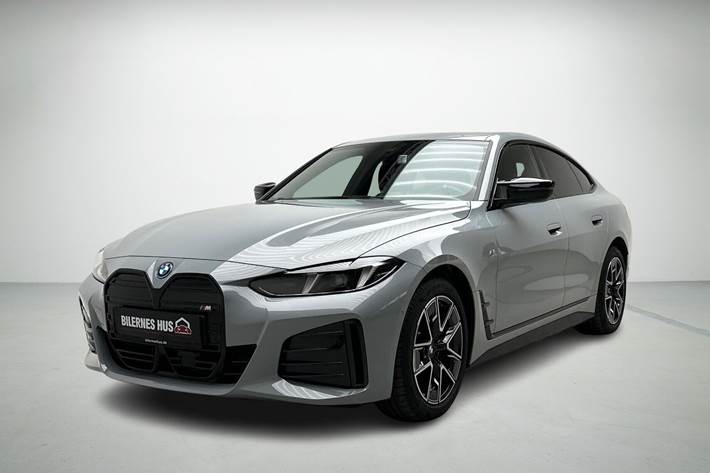 Grå BMW i4 fra 2024 set udefra