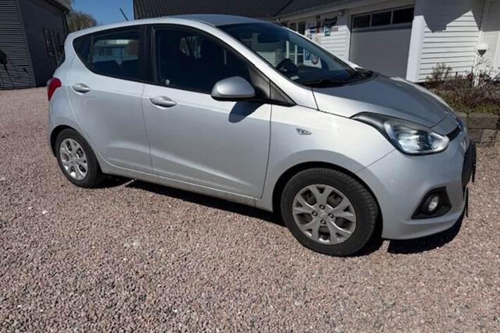 Grå Hyundai i10 fra 2014