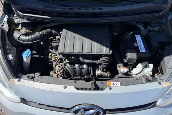 Grå Hyundai i10 fra 2014