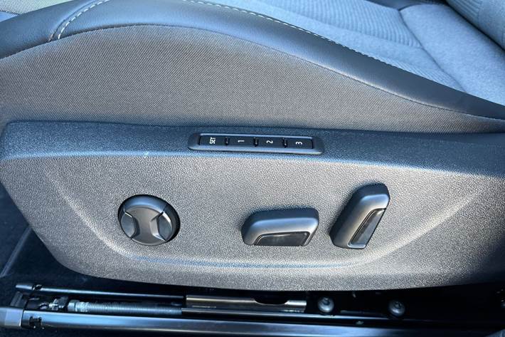 Grå Skoda Enyaq fra 2023