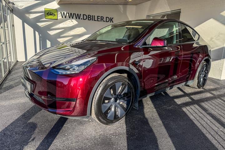 Rød Tesla Model Y fra 2024 set udefra