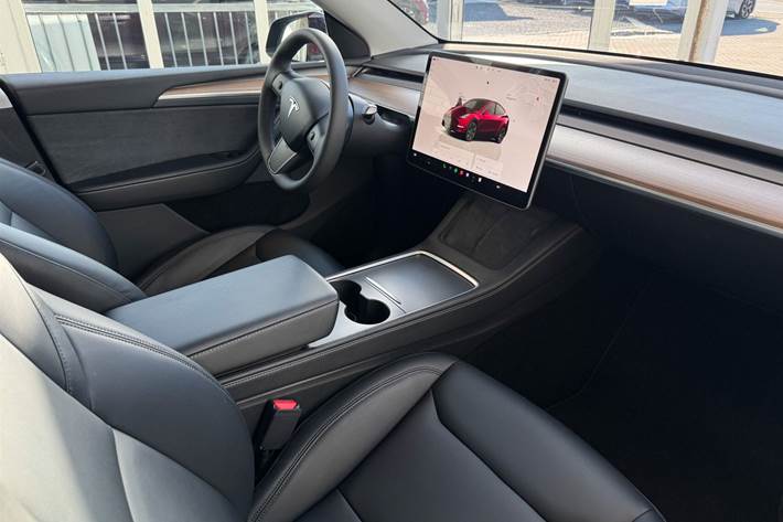 Rød Tesla Model Y fra 2024