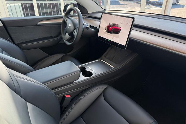 Rød Tesla Model Y fra 2024