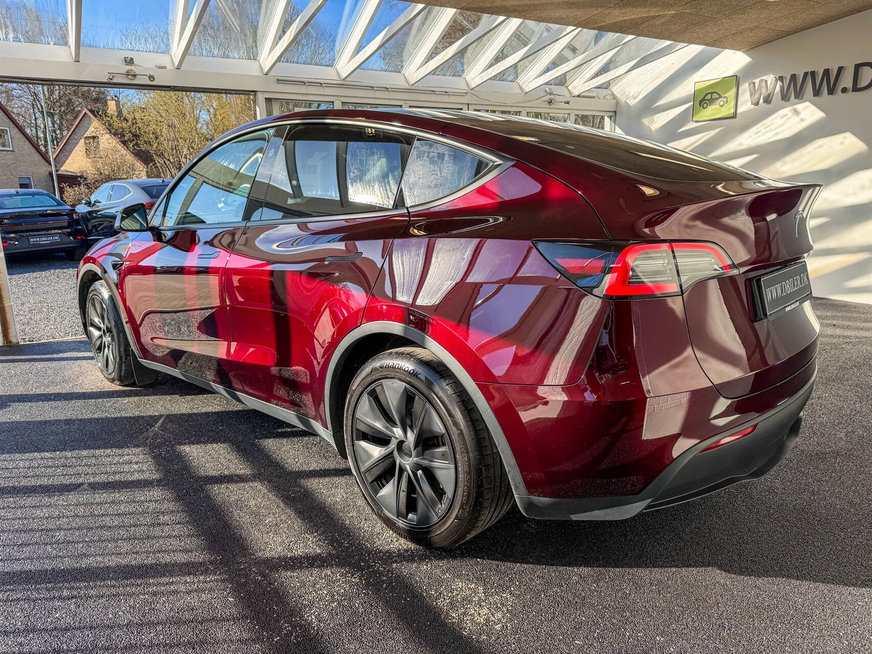 Rød Tesla Model Y fra 2024