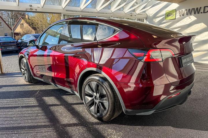 Rød Tesla Model Y fra 2024
