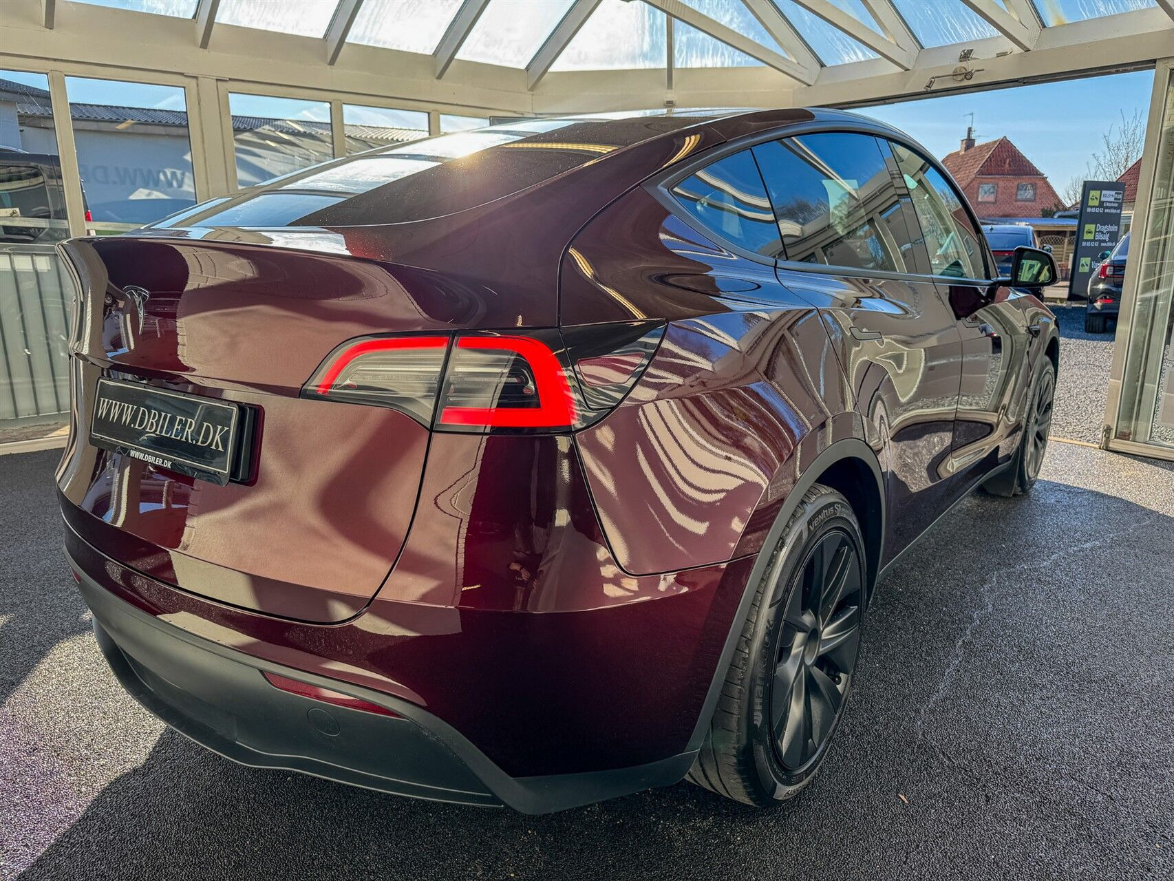 Rød Tesla Model Y fra 2024