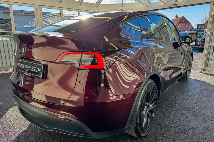Rød Tesla Model Y fra 2024
