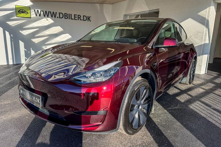 Rød Tesla Model Y fra 2024