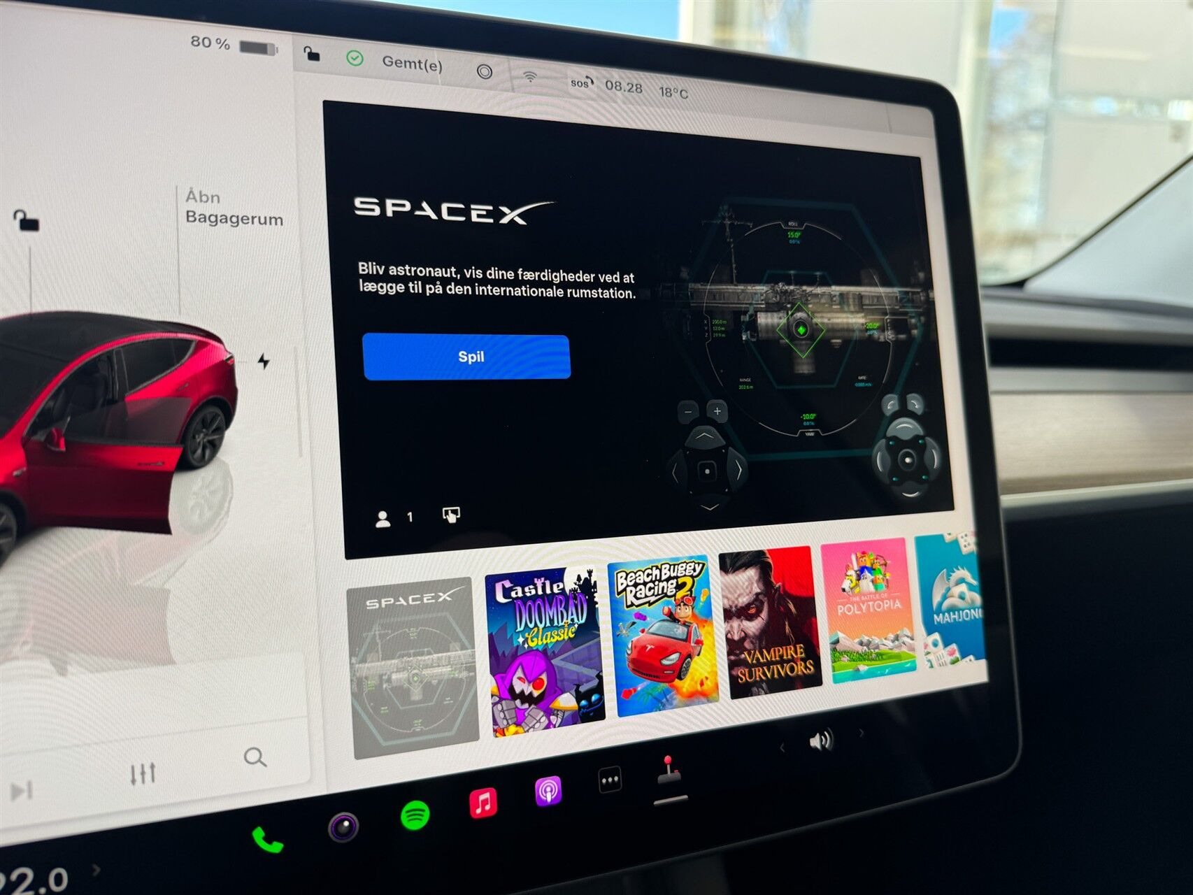 Rød Tesla Model Y fra 2024
