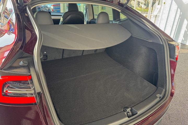 Rød Tesla Model Y fra 2024