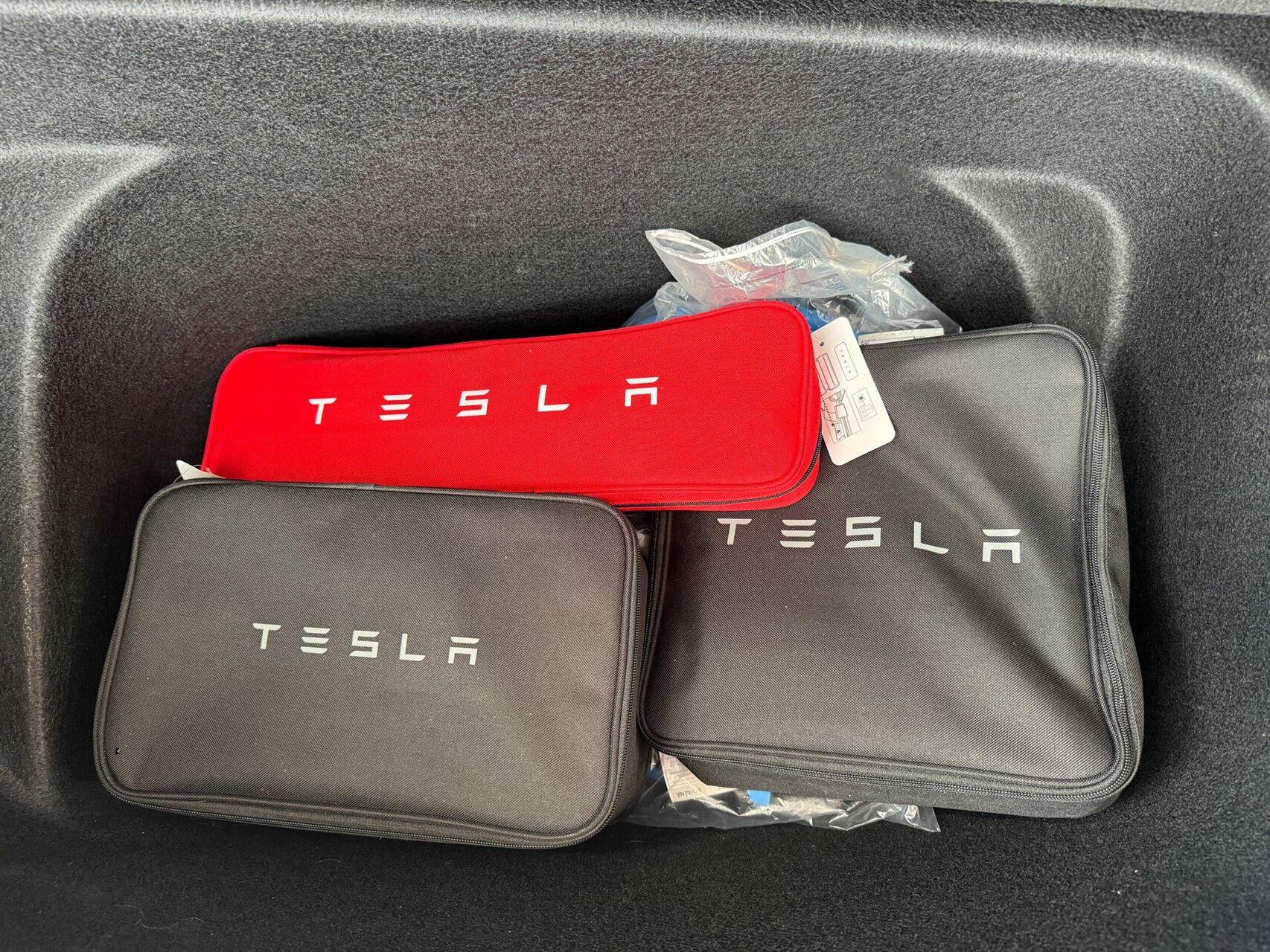 Rød Tesla Model Y fra 2024