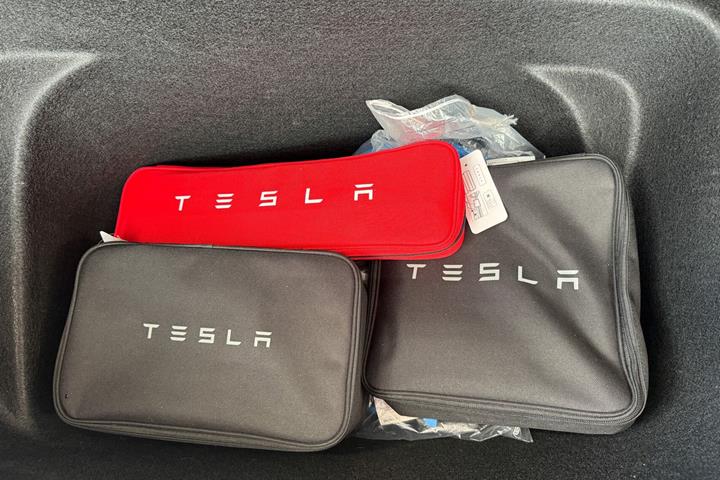 Rød Tesla Model Y fra 2024