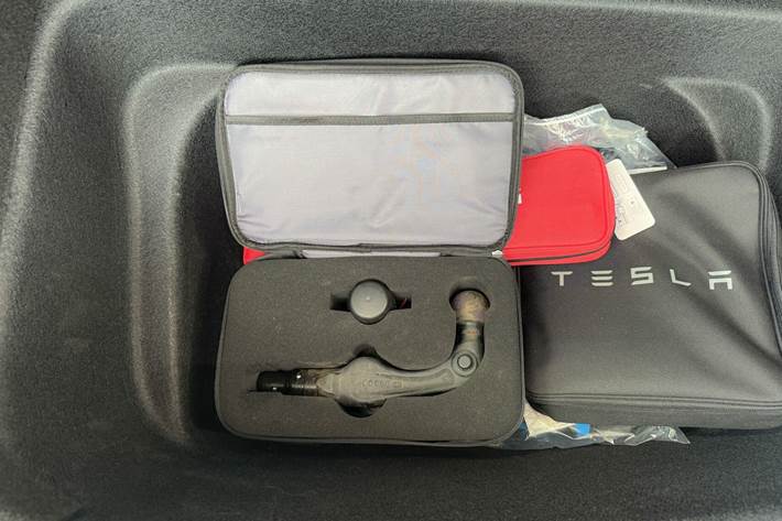 Rød Tesla Model Y fra 2024