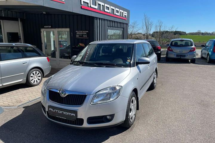 Sølv Skoda Fabia fra 2008 set udefra