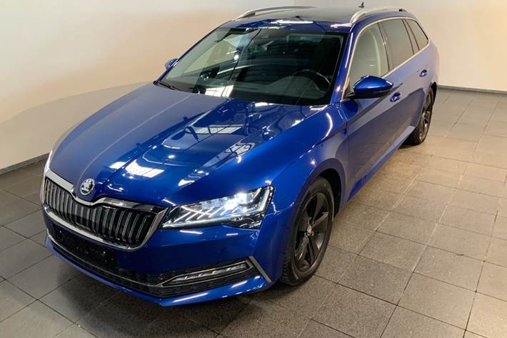 Blå Skoda Superb fra 2020