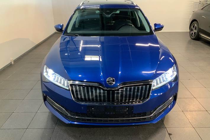 Blå Skoda Superb fra 2020