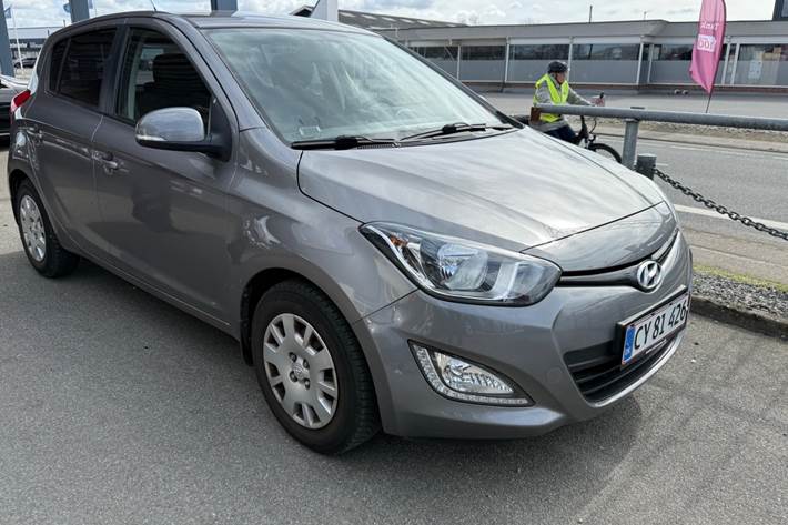 Grå Hyundai i20 fra 2013