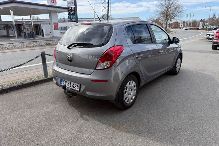 Grå Hyundai i20 fra 2013