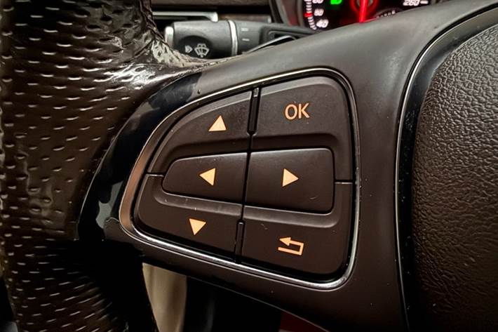 Blå Mercedes GLE400 fra 2018