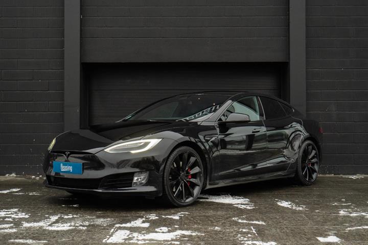 Sort Tesla Model S fra 2018 set udefra