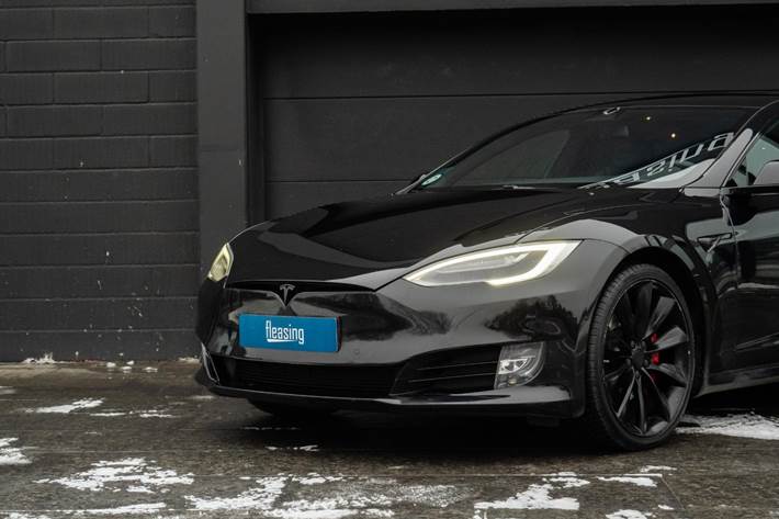 Sort Tesla Model S fra 2018