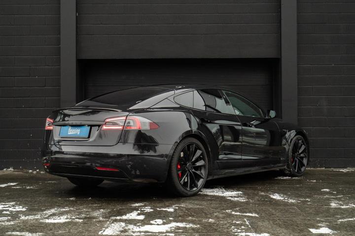 Sort Tesla Model S fra 2018