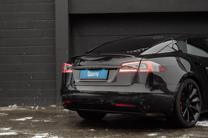 Sort Tesla Model S fra 2018