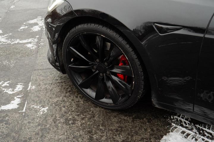 Sort Tesla Model S fra 2018