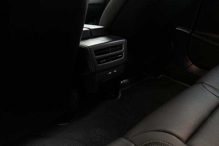 Sort Tesla Model S fra 2018