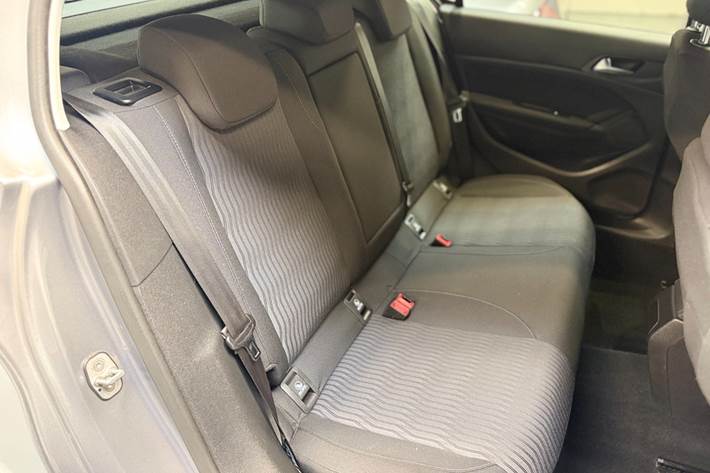 Grå Peugeot 308 fra 2014