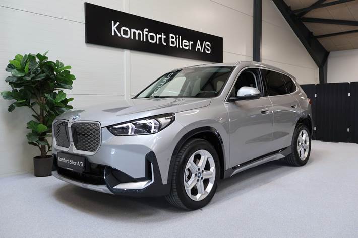 Sølv BMW iX1 fra 2025