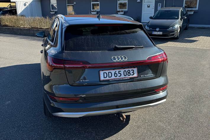 Grå Audi e-tron fra 2020