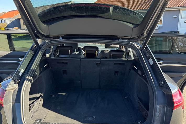 Grå Audi e-tron fra 2020