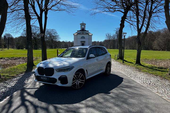 Grøn BMW X5 fra 2021 set udefra
