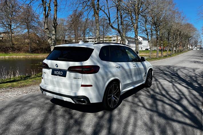 Grøn BMW X5 fra 2021